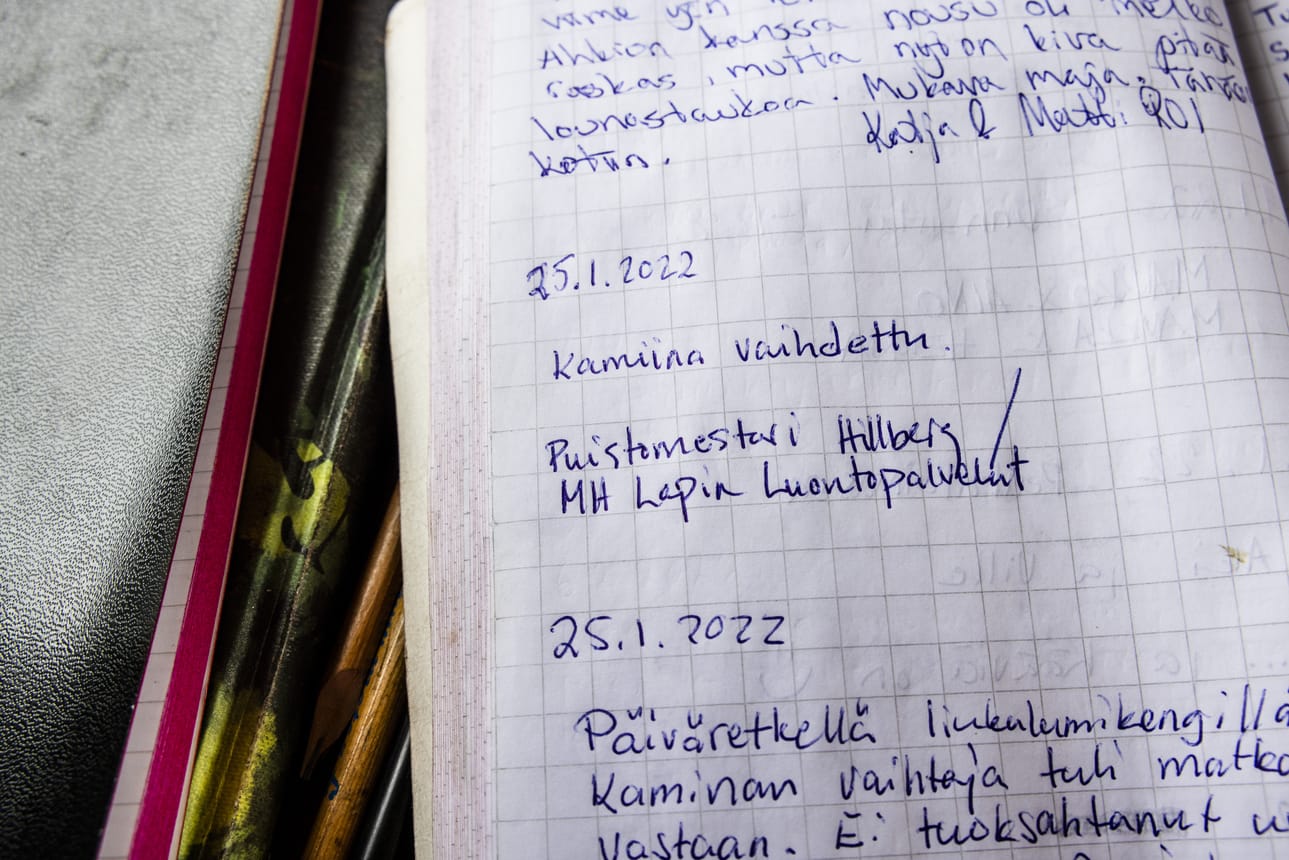 Vieraskirja on edelleen hyvä viestiväline tunturissa. – Jos olet ollut autio-, vuokra- tai varaustuvassa sairastuneena tai tiedät, että tuvassa on vieraillut sairastunut henkilö, kirjoita tieto ylös tuvan vieraskirjaan, Metsähallitus ohjeistaa.