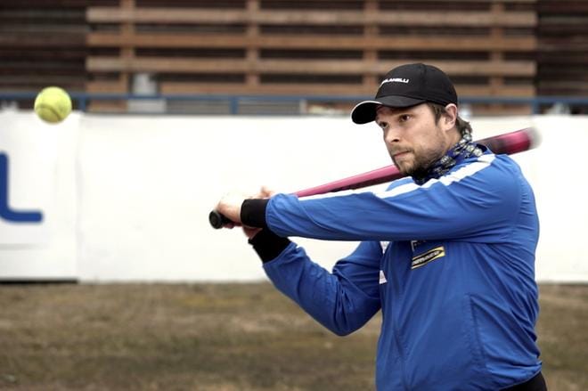 Antti Pukkinen hyvänä vaihtolyöjänä ja erityisesti pomppujen taitajana. Hänen ulkopelipaikkansa on kopparina. KUVA: JOUKO HÄNNINEN