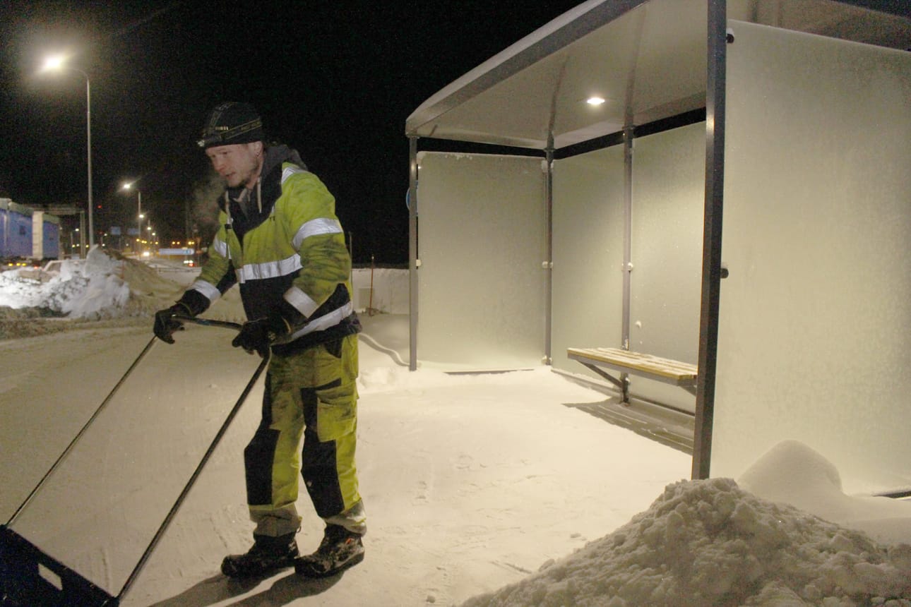 Joukkoliikennemuutosten vuoksi vain harva linja-auto ajaa enää Pyhännän ja Rantsilankyläkeskustan kautta. Linja-autojen kyytiin päästään Pyhännällä Ouluntien ja Rantsilassa Nelostien pysäkeiltä. Varhain keskiviikkoaamuna Rantsilassa Raikkaan kohdalla olevalla pysäkillä ei linja-auton odottajia näkynyt, vaan Koneurakointi Konola Oy:n autonkuljettaja Niko Lampela puhdisti katoksia lumesta.