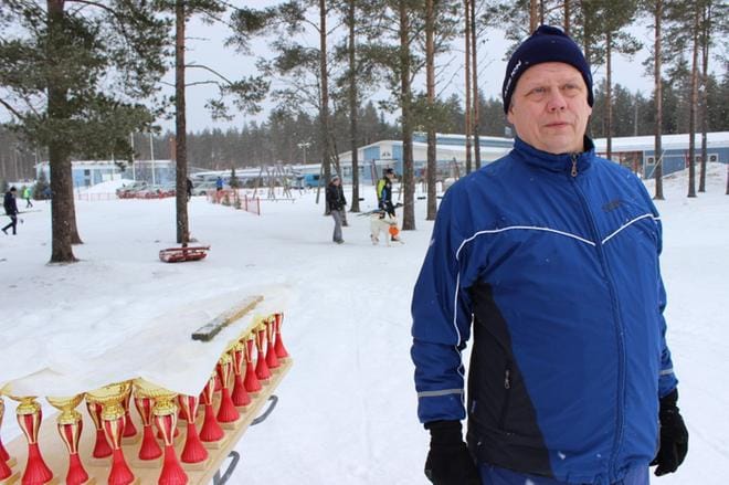 Jarmo Vartiamäki Virroilta valmistautui Lauhan hiihtoon Isojoella. Palkintopokaalit oli peitelty suojaan lumisateelta. KUVAT: MINNA ZILLIACUS