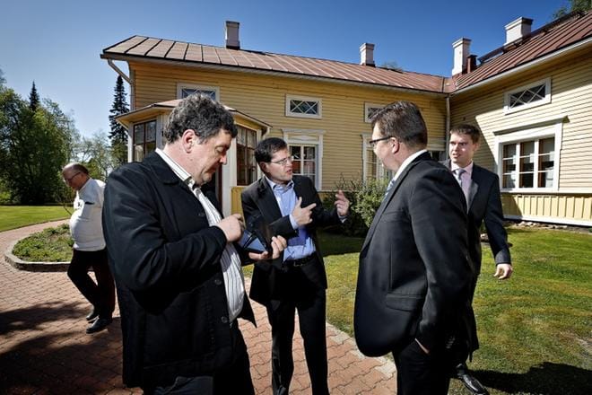 Suurlähettiläät Razvan Rotundu ja Heinrich Maurer vaihtavat ajatuksia kunnanjohtaja Seppo Pirttikosken kanssa Trahteerin pihalla. Antti Ruokonen (oik. takana) liittyy seuraan. KUVAT: TOMI KOSONEN
