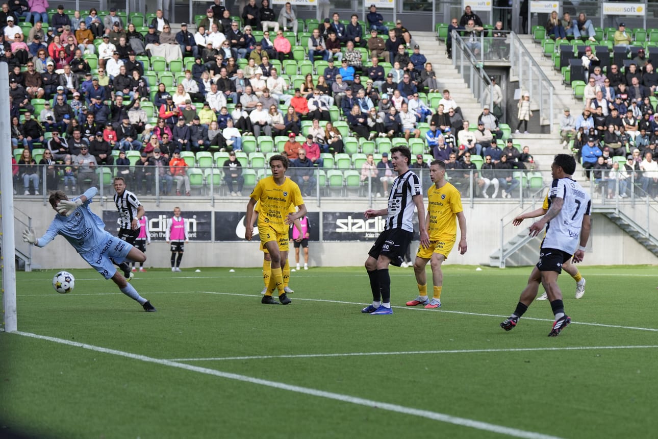 Jayden Turfkruier (oik. numero 7) teki tiistaina VPS:n 2–1-maalin, jolle AC Oulun maalivahti Niklas Schulz ei voinut mitään. VPS-pelaajista kuvassa keskellä Luka Smyth.