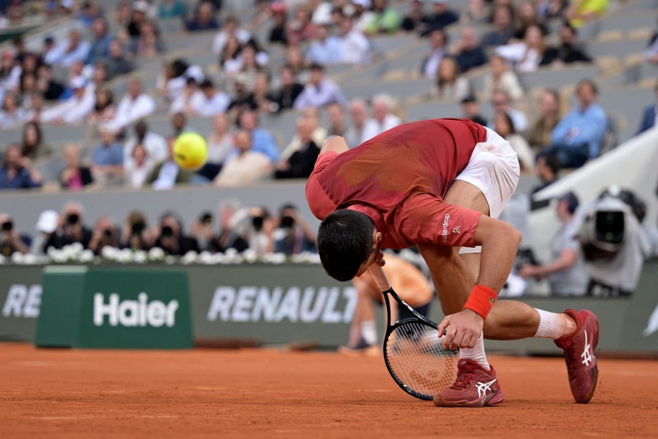 Djokovic kaatui ja liukasteli ottelun aikana useaan otteeseen ja paljasti saaneensa vaivaansa lääkehoitoa. LEHTIKUVA / AFP