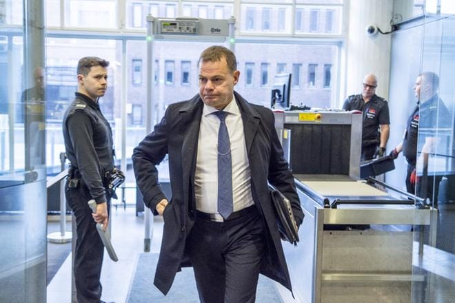 Poliisijohdon virkarikosoikeudenkäynti on jatkunut pian puoli vuotta. Ensimmäiseen istuntoon 2. lokakuuta saapunut KRP:n virasta pidätetty päällikkö Robin Lardot piti loppupuheenvuoronsa tänään. Lisää puolustuksen loppupuheenvuoroja kuullaan ensi viikolla. KUVA: Kimmo Penttinen
