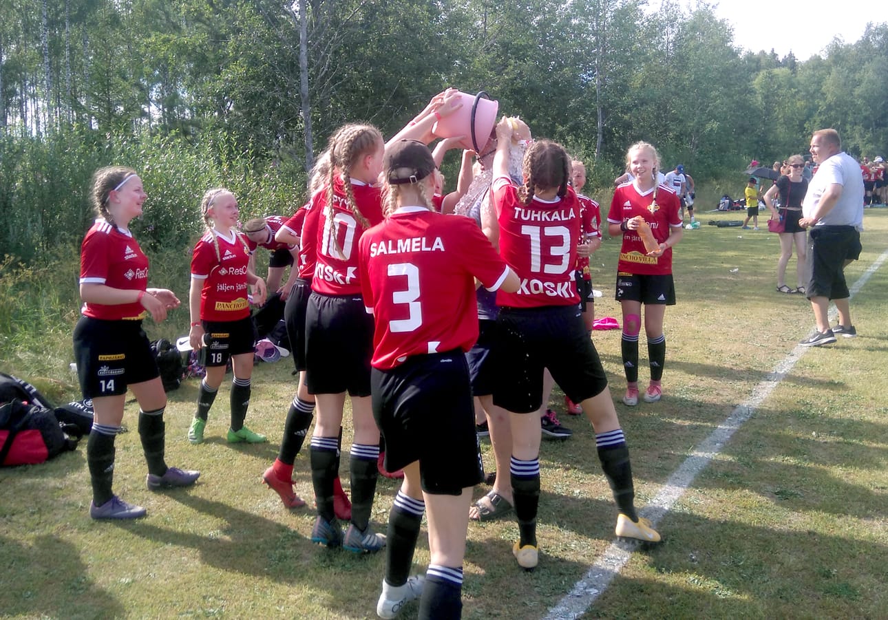FC Raahen C-tytöt kastelivat valmentajansa Kokkola Cupissa otetun avausvoiton kunniaksi.