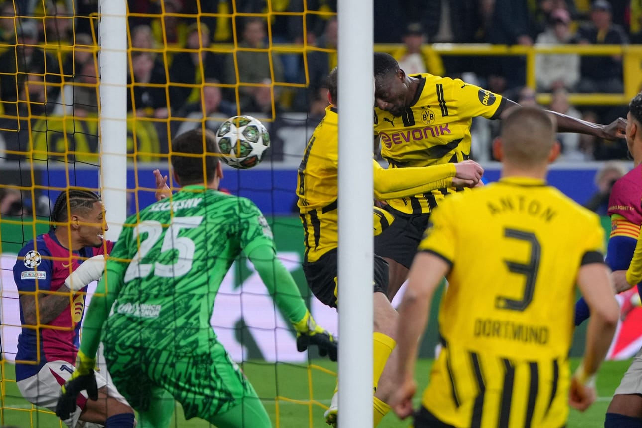 Dortmundin Serhou Guirassy teki hattutempun Barcelonaa vastaan, mutta se ei riittänyt välieräpaikkaan. LEHTIKUVA/AFP