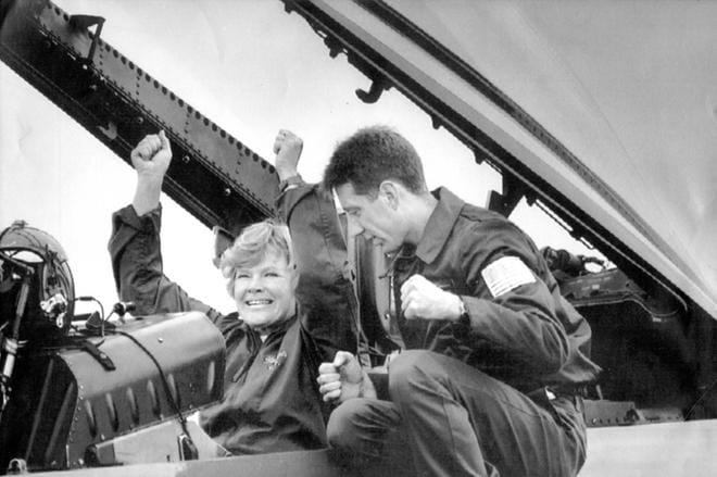 Hornet-hävittäjähankinnasta päätettiin Elisabeth Rehnin puolustusministerikaudella 1992. Samana kesänä hän pääsi ottamaan koneeseen tuntumaa Blue Angels -taitolentoryhmän takapenkkiläisenä Turun lentonäytöksen lehdistöpäivänä. KUVA: Tietokuva/Aamulehden arkisto