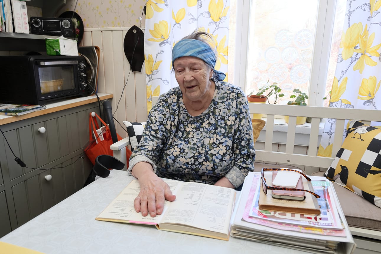 Paula Piriseltä löytyy noin 800 keittokirjaa, sillä hän on keräillyt niitä vuosien saatossa. – Olen myös pitänyt eräänlaista leikekirjaa kaikista Raaheen liittyvistä resepteistä. Kun työskenteli pitkään kirjastolla, vastaan tuli usein sellaisia kirjoja ja lehtiä, joista sai hyviä reseptejä talteen, Pirinen kertoo.