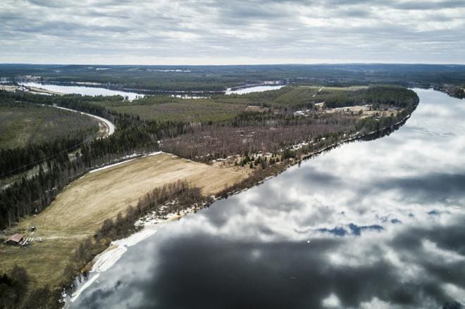 Sierilän voimalaitos sijoittuisi tähän Kemijoen mutkaan. Näkymä on Oikaraisen sillalta Sieriniemelle. Kuva on otettu toukokuussa. KUVA: Jussi Leinonen