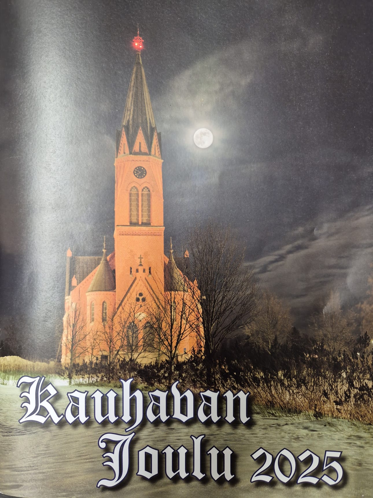 Kauhavan Joulun kannessa on kuva 100 vuotta täyttäneestä Kauhavan kirkosta. Kirkon on kuvannut Timo Perälä.