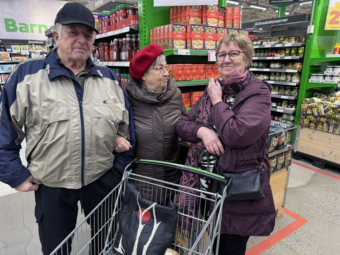 Sisarukset Aila Nousiainen Torniosta (vas.) ja Leila Juvonen Kemistä olivat lähteneet kaupoille yhdessä Pentti Juvosen kanssa. Ostoslistalla oli lapsenlapsille limsaa.
