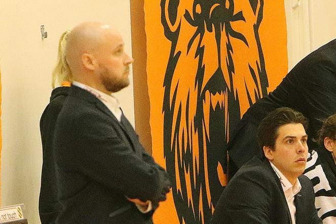 Kauhajokelaisen Karhu Basketin päävalmentajana toimii kuluvan kauden jälkeen ainakin kaksi seuraavaa kautta Janne Koskimies (oik.). Jussi Laakso (vas.) pyysi henkilökohtaisiin syihin vedoten seurajohdolta, että hänen päävalmentajasopimuksensa loppuu kuluvan kauden päätyttyä. KUVA: JARI-PEKKA LAITIO-RAMONE