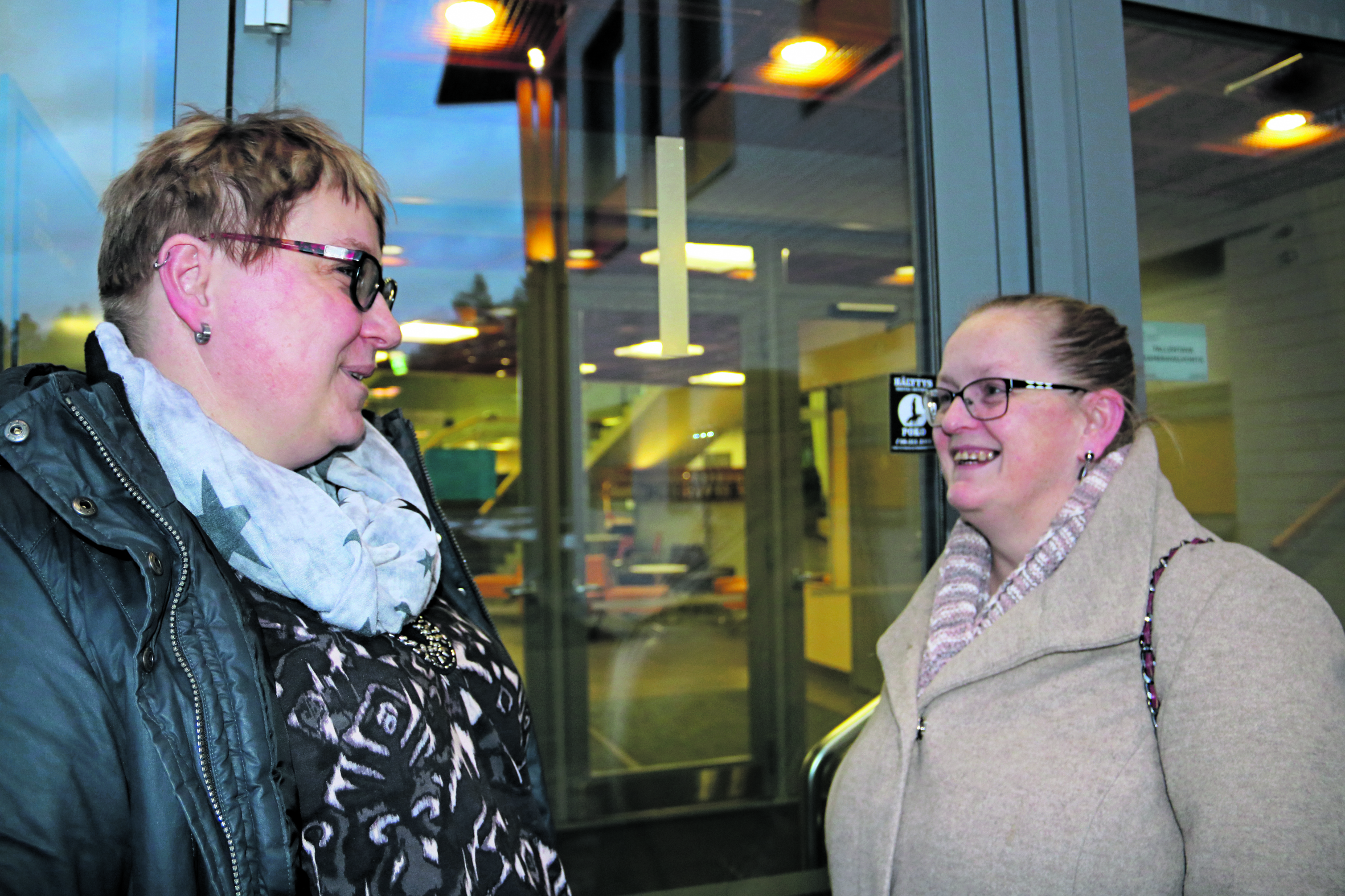 Käynti myyjäisiin tapahtuu I-sisäänkäynnin kautta. Marjo Kerttula (vasemmalla) ja Elina Saranpää kehuvat Ylikylän koulua käteväksi tapahtumien järjestämispaikaksi. Vahtimestari Rauno Lås kertoo, että koululla järjestetäänkin monenlaisia tilaisuuksia.