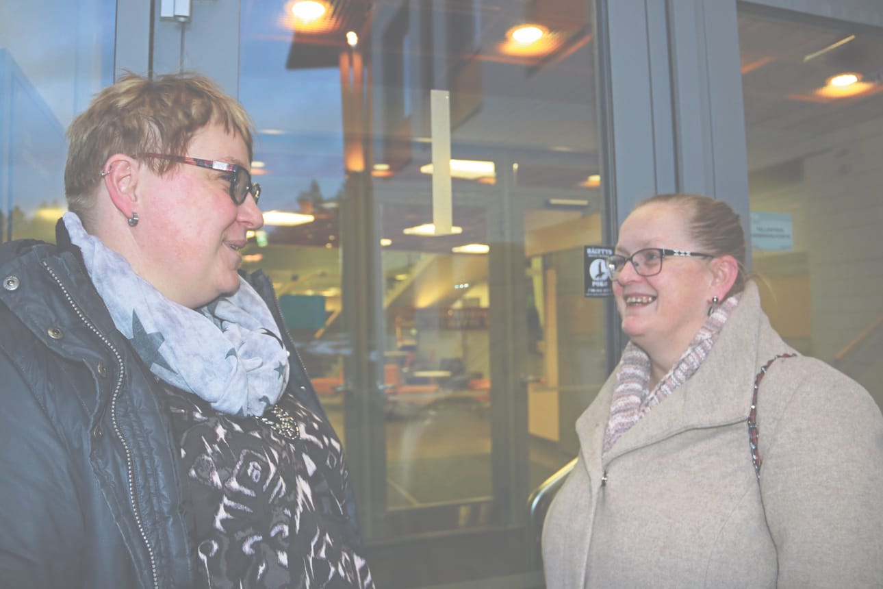 Käynti myyjäisiin tapahtuu I-sisäänkäynnin kautta. Marjo Kerttula (vasemmalla) ja Elina Saranpää kehuvat Ylikylän koulua käteväksi tapahtumien järjestämispaikaksi. Vahtimestari Rauno Lås kertoo, että koululla järjestetäänkin monenlaisia tilaisuuksia.
