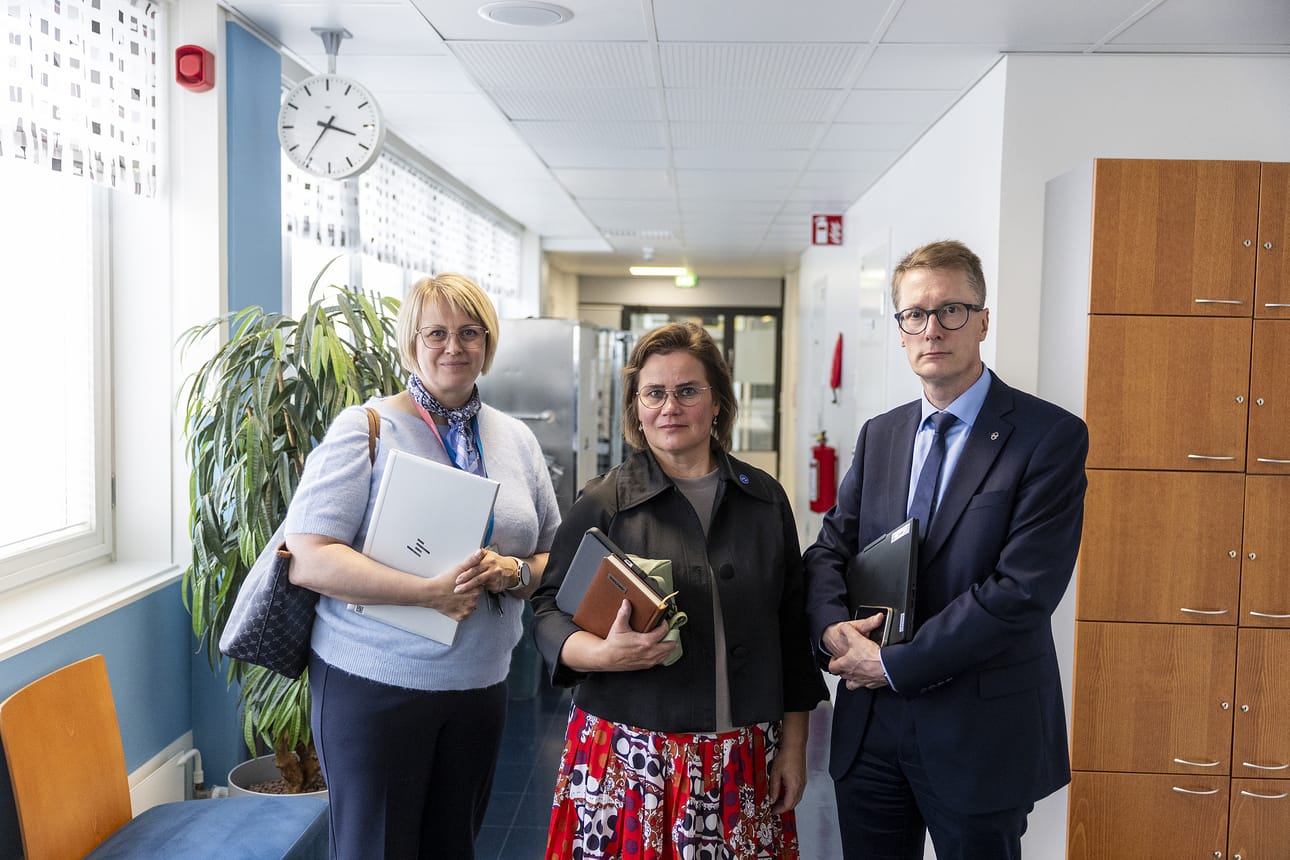 Pohteen historiallisen suurista yt-neuvotteluista ja isoista irtisanomisista kertoivat tiistaina vs. henkilöstöjohtaja Mari Saari-Somero (vas.), aluehallituksen puheenjohtaja Mirja Vehkaperä (kesk.) ja hyvinvointialuejohtaja Ilkka Luoma.