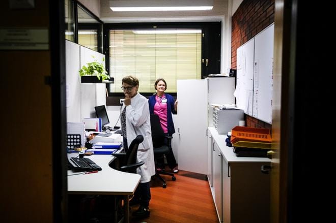 Osastonhoitaja Kathy Guss (oik.) jakaa kuvan huoneen apulaisosastonhoitajan kanssa. Vastaavan lääkärin Anja Vakkala-Ylisen mukaan potilaita voitaisiin ottaa Kirkkopuistikolla vastaan nykyistä enemmän, jos tilat olisivat isommat.