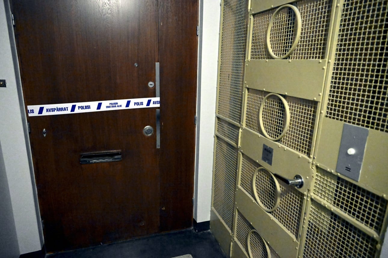 Henkirikos tuli poliisin tietoon lauantaina 17. joulukuuta, kun mies oli kotinsa edustalla siirtämässä vaimonsa ruumista autoon. LEHTIKUVA / JUSSI NUKARI