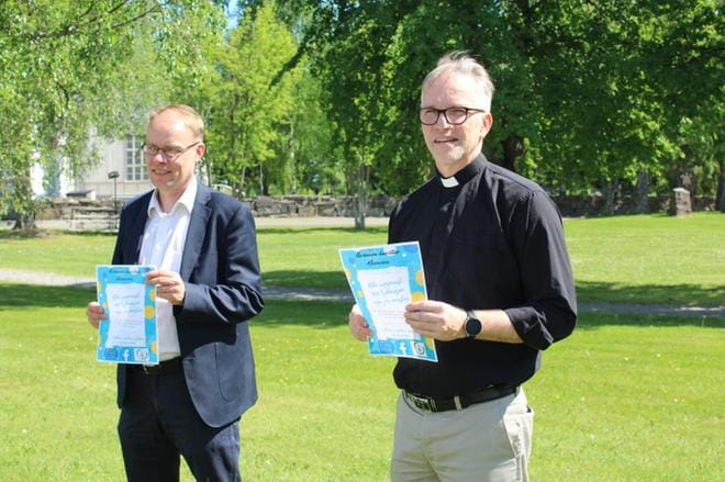 Alajärven Ankkurikentällä on kisatunnelmaa, kun kirkkoherra Ari Auranen ja kaupunginjohtaja Vesa Koivunen toteuttavat viisiottelun kello 26.8. kello 15 alkaen. Yhdessä eteenpäin -tapahtumaan toivotaan kannustajia sankoin joukoin. KUVA: TIINA AKOMEAH
