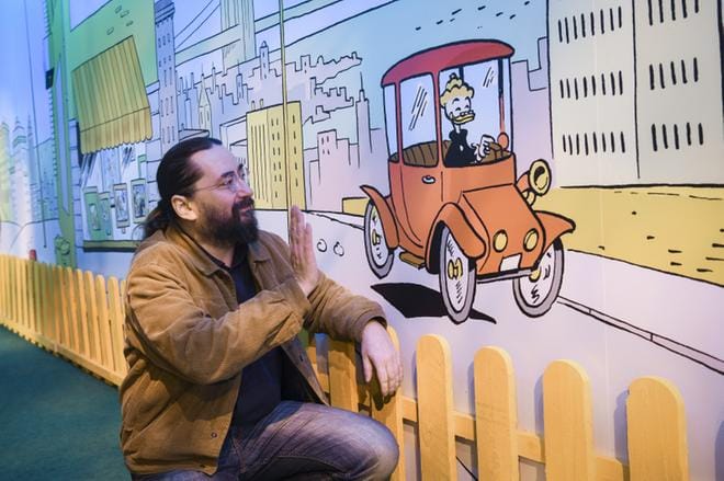 Sarjakuvaneuvos Timo Ronkainen tuntee Ankkalinnan asukkaat ja löytää tarinoista yllättäviä syvätasoja. Vaikkapa länsimaisen siirtomaaherruuden tuottamaa katumusta. Ronkainen kuvattiin Päivälehden museon Pelle Peloton -näyttelyssä Helsingissä.