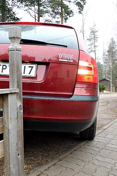 Pakin kytkeminen herättää tutkasensorit. Kun kohteen lähestyessä tihentyvää piippausta oppii "lukemaan", auton saa huomattavasti lähemmäs toista autoa tai seinää, kuin mitä pelkästään silmien varassa toimimalla uskaltaa tehdä. Korin väriset lisäsilmät eivät erotu puskurista.