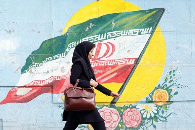 Iranin lain mukaan naisten ja yhdeksän vuotta täyttäneiden tyttöjen tulee peittää päänsä huivilla julkisilla paikoilla. Kuvituskuva: ABEDIN TAHERKENAREH
