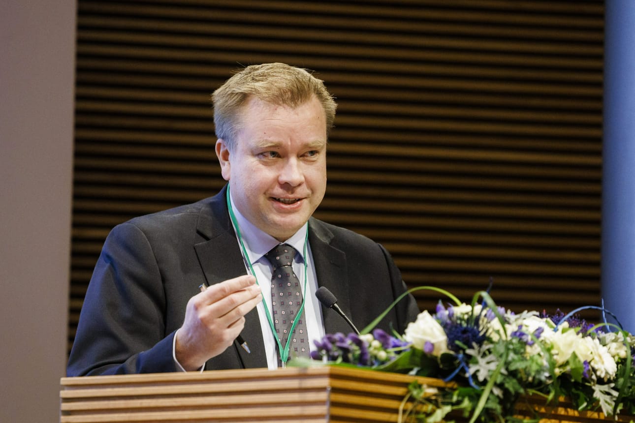 Puolustusministeri Antti Kaikkosen mukaan puolustusministeriö voisi saada jatkossa laajemmat valtuudet puuttua kansallista turvallisuutta uhkaaviin kiinteistökauppoihin. LEHTIKUVA / SEPPO SAMULI