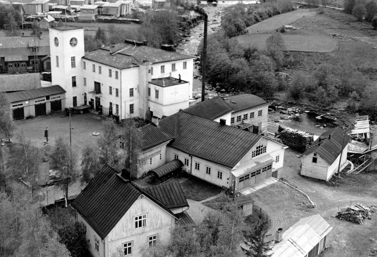 Mallaskosken tuotantolaitokset kohosivat Seinäjoen törmällä. 40-luvun lopulta peräisin oleva kuva on otettu vesitornin huipulta.