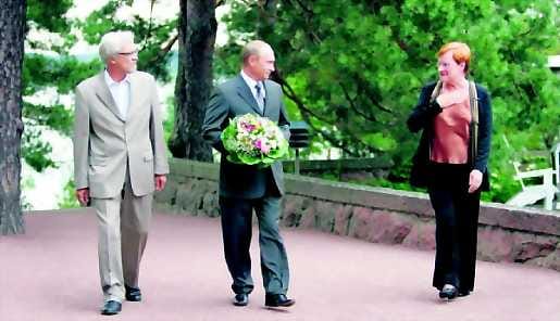 Kukkien kera. Venäjän presidentti Vladimir Putin saapui illalla Kultarantaan presidentti Tarja Halosen ja Pentti Arajärven vieraaksi.