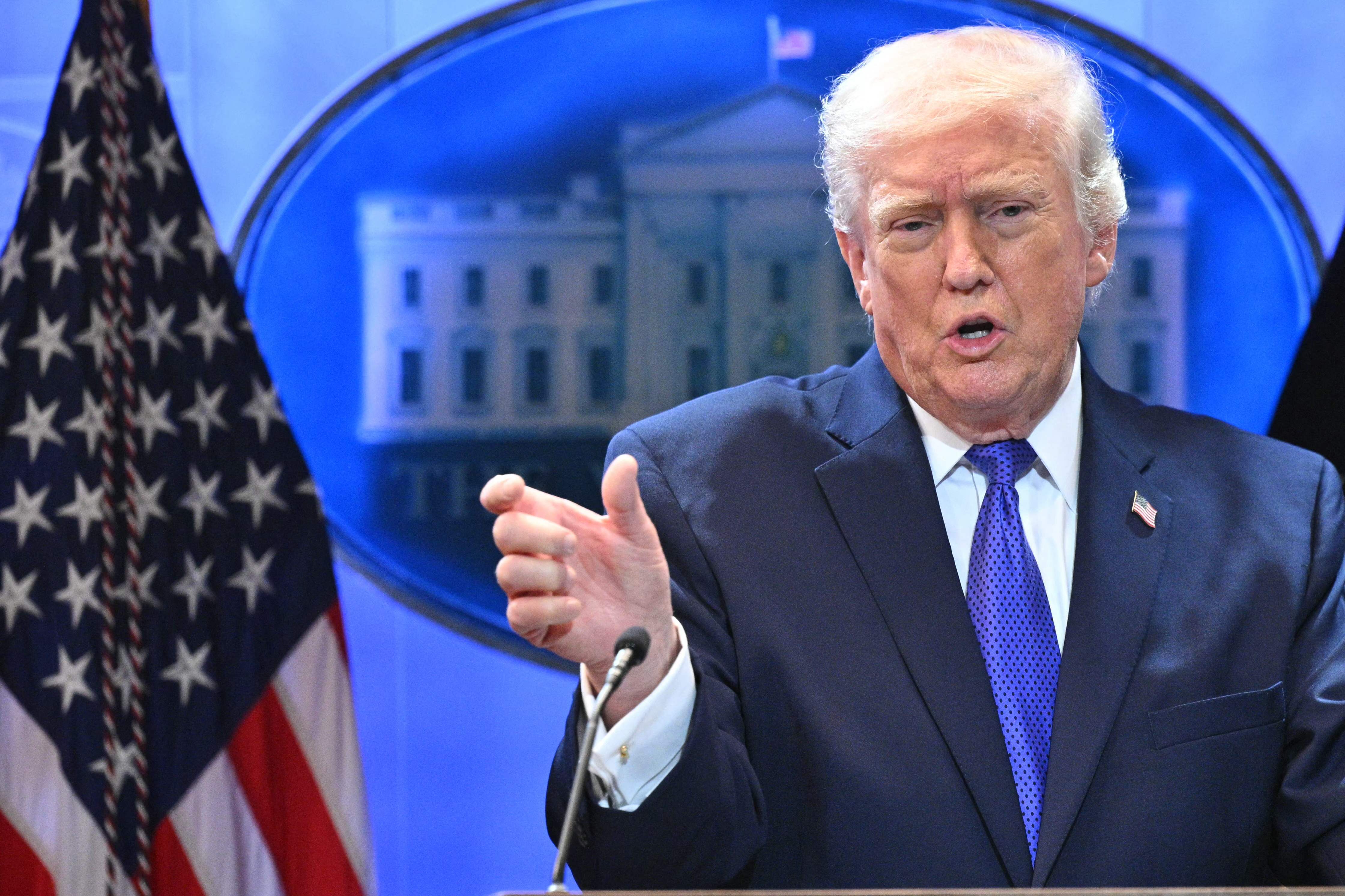 Trumpin maailmanlaajuiset 10 prosentin tuontitullit astuivat voimaan