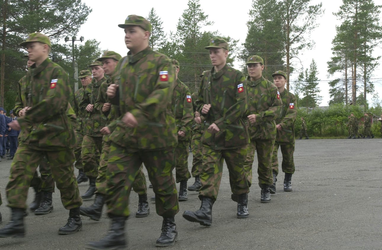 Sotilasvala ja -vakuutus ovat sotilasorganisaatioon kuuluva perinne, joka kohottaa maanpuolustustahtoa ja sitouttaa alokkaan sotilasjoukkoonsa. Arkistokuva.