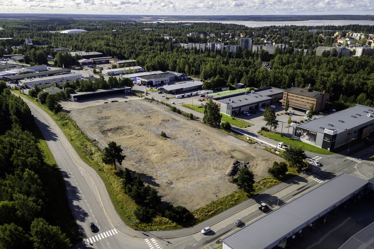 Vaasan uuden keskuspaloaseman tontti rajautuu Sairaskodinkatuun, Opistokatuun ja Myllärinkatuun. Hälytysliikenteen liittymä tulee Sairaskodinkadulle. Tontille tulee kaksi muutakin liittymää.