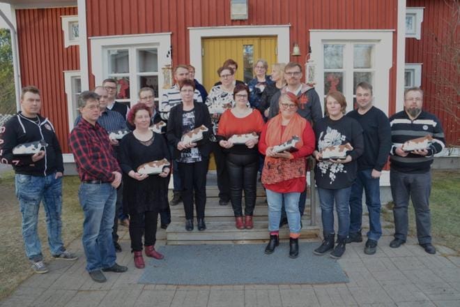 Satatonnareiden omistajat saivat muistoksi lehmän ja jotain tuotteita yhteistyökumppaneilta. Kuva: Markku Turpela