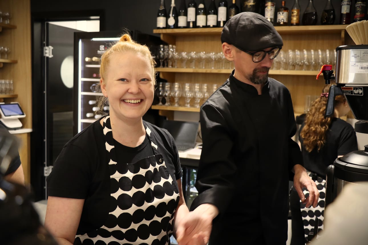 Hanna ja Petri Kangasojalle lounaan tarjoilu on tuttua, mutta väliaika- ja aamiaistarjoilut ovat uusia aluevaltauksia. Aikeissa on myös laajentaa myöhemmin à la carteen.