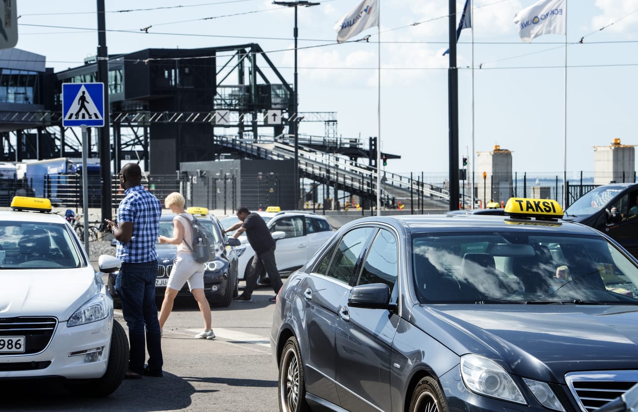 Taksiliikenneluvan haltijoita valvotaan tarkasti tänä kesänä. Traficom ja Verohallinto tarkistavat parhaillaan, että yhtiöt ovat hoitaneet verot ja muut pakolliset maksunsa.
