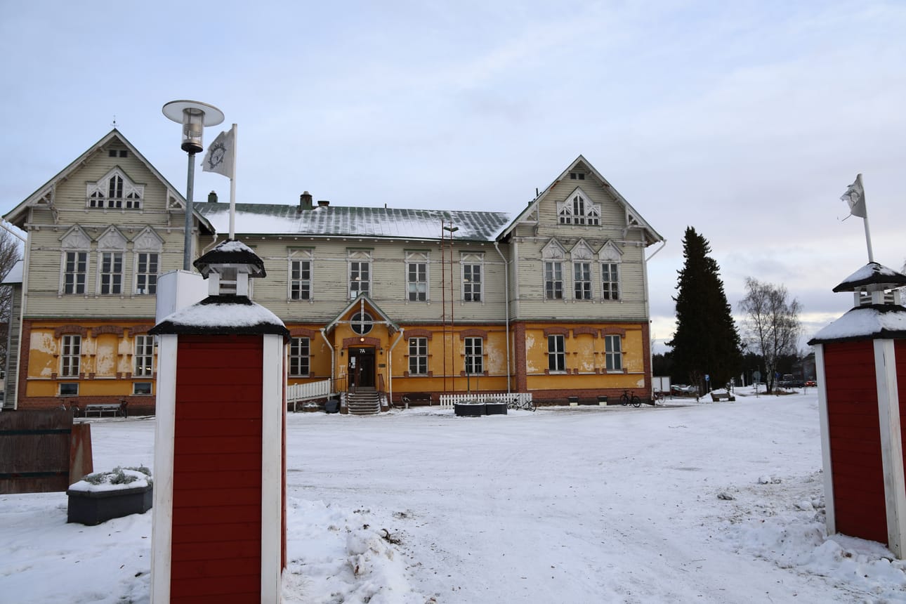Päivän jouluikkuna avautuu Seminaarin sisäpihan puolella.