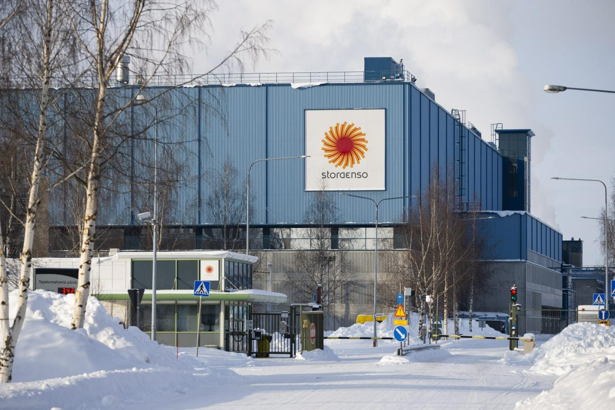 Stora Enso ryhtyy samalla toimiin varmistaakseen raaka-aineiden riittävän saatavuuden muualta. Kuvassa Oulun tehdas. LEHTIKUVA / EEVA RIIHELÄ