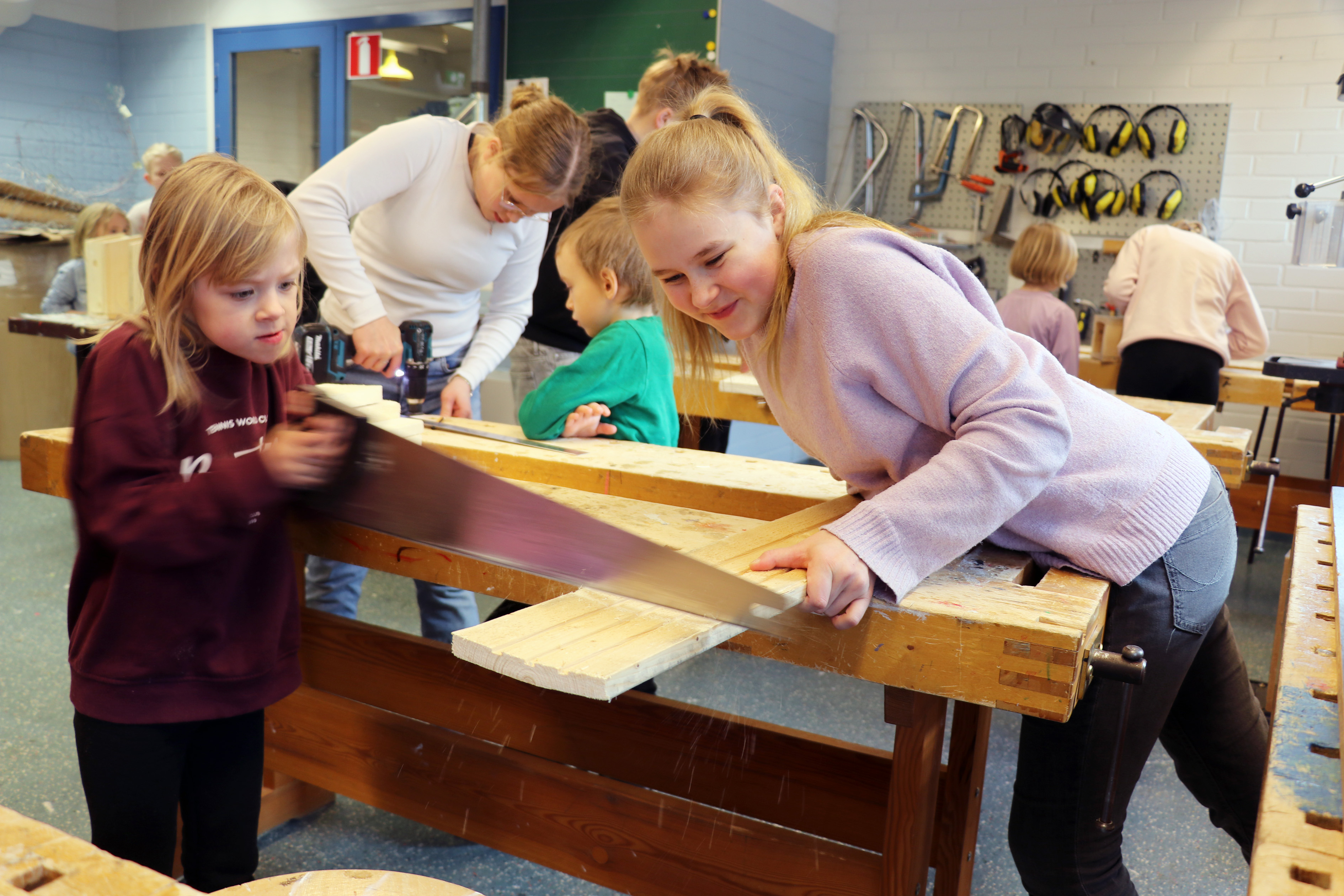 Alakylän eskarit nikkaroivat linnunpönttöjä – apuna kummioppilaat ja koulupappa