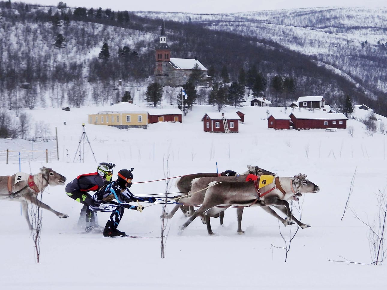 Tapahtumat tuovat eloa pieneen pohjoiseen kuntaan. Poroilla ajettiin kilpaa nyt toista kertaa Mantojärven jäällä, kun edelliset kisat järjestettiin pari vuosikymmentä sitten.