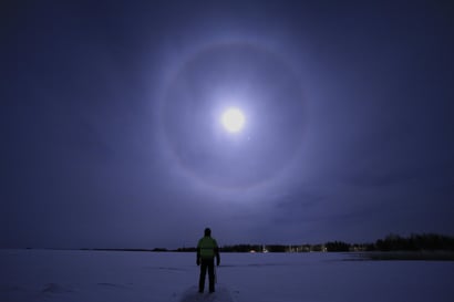 Valoilmiö kuun ympärillä tarttui kameraan Vaalassa – luontoilmiö valittiin marraskuun lukijakuvaksi