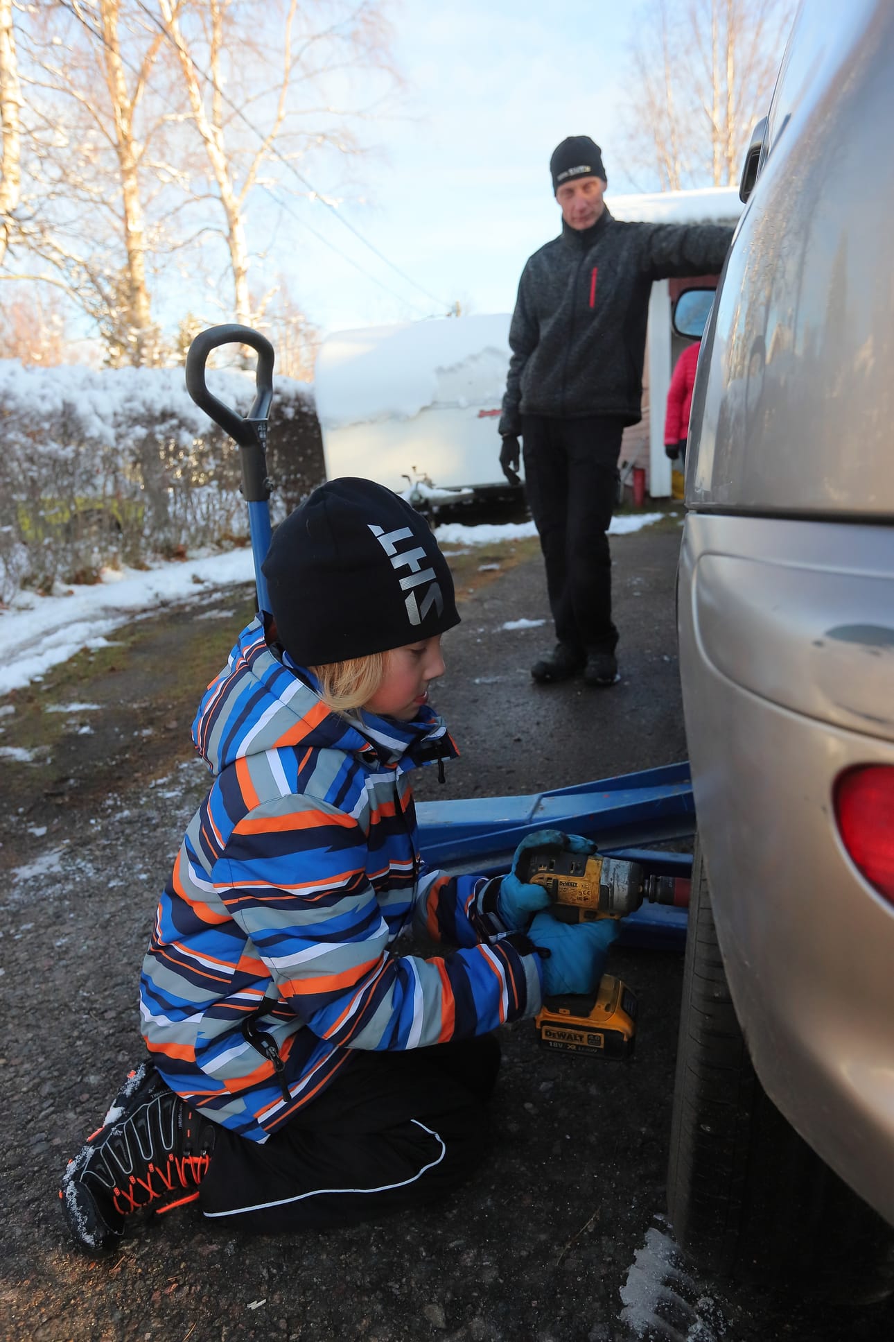 Rasmuksen isä, Juha, seuraa renkaiden vaihtoa vierestä, mutta käytännössä koko operaatio sujuu ekaluokkalaiselta aivan hyvin ilman apuakin.