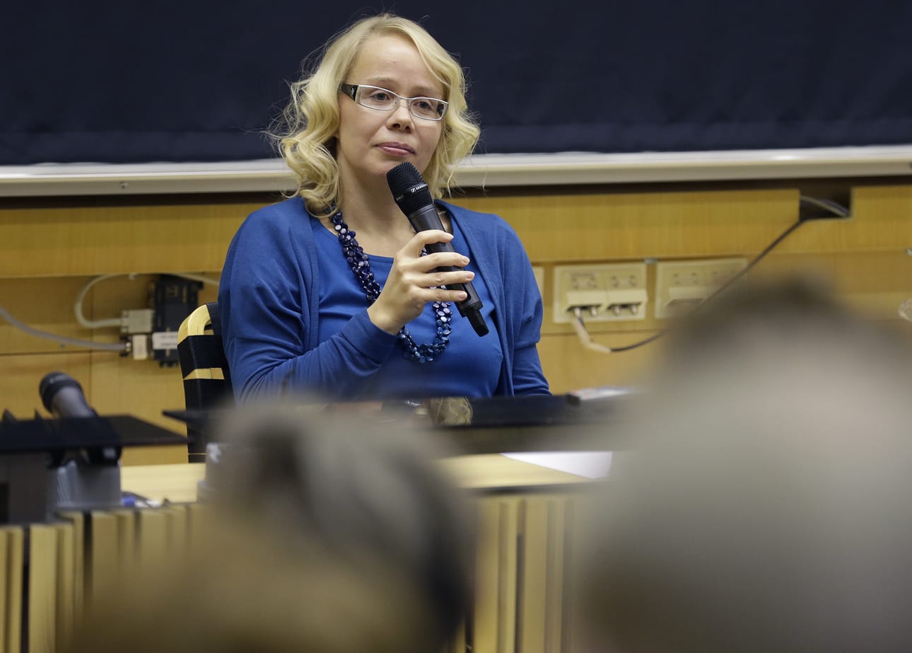 Oulun pääkirjaston Pakkalan Sali täyttyi kiinnostuneista ja uteliaista kuulijoista, kun Pohjoista kirjallisuutta –sarjan vieraaksi saapui torstaina Pauliina Rauhala.