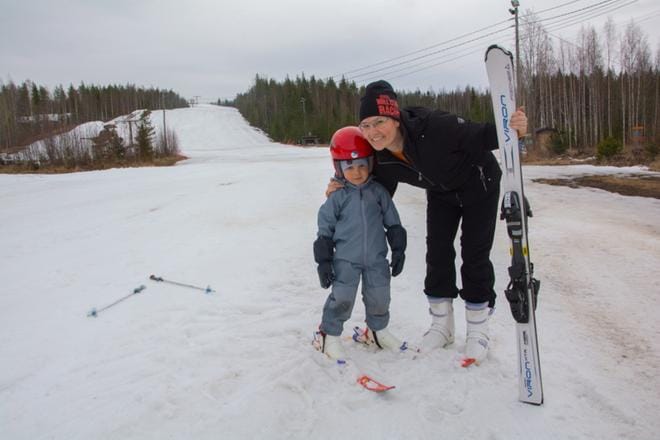 Oululainen Arvi Salmela on ensimmäistä kertaa suksilla rinteessä. Annakaisa Salmela kertoo, että perhe tuli Vimpeliin mökille pääsiäiseksi muun muassa Lakiksen aukiolon vuoksi. KUVA: JESSICA RISTIMÄKI