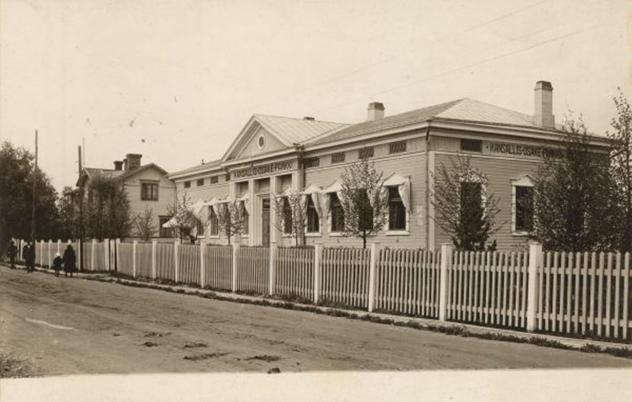 Komea Kansallis-Osake-Pankin talo Kalevankadun varressa liki asemaa valmistui 1915. Tähän taloon kaavailtiin piispanistuinta, mutta sehän meni Lapualle. KOP:n uusi rakennus nousi Keskustorin varrelle ja on nykyisin Nordean talo. Tämän vanhan KOP:n tilalle nousi vakuutusyhtiö Pohjolan talo, jossa nykyisin on muun muassa järjestötalo.