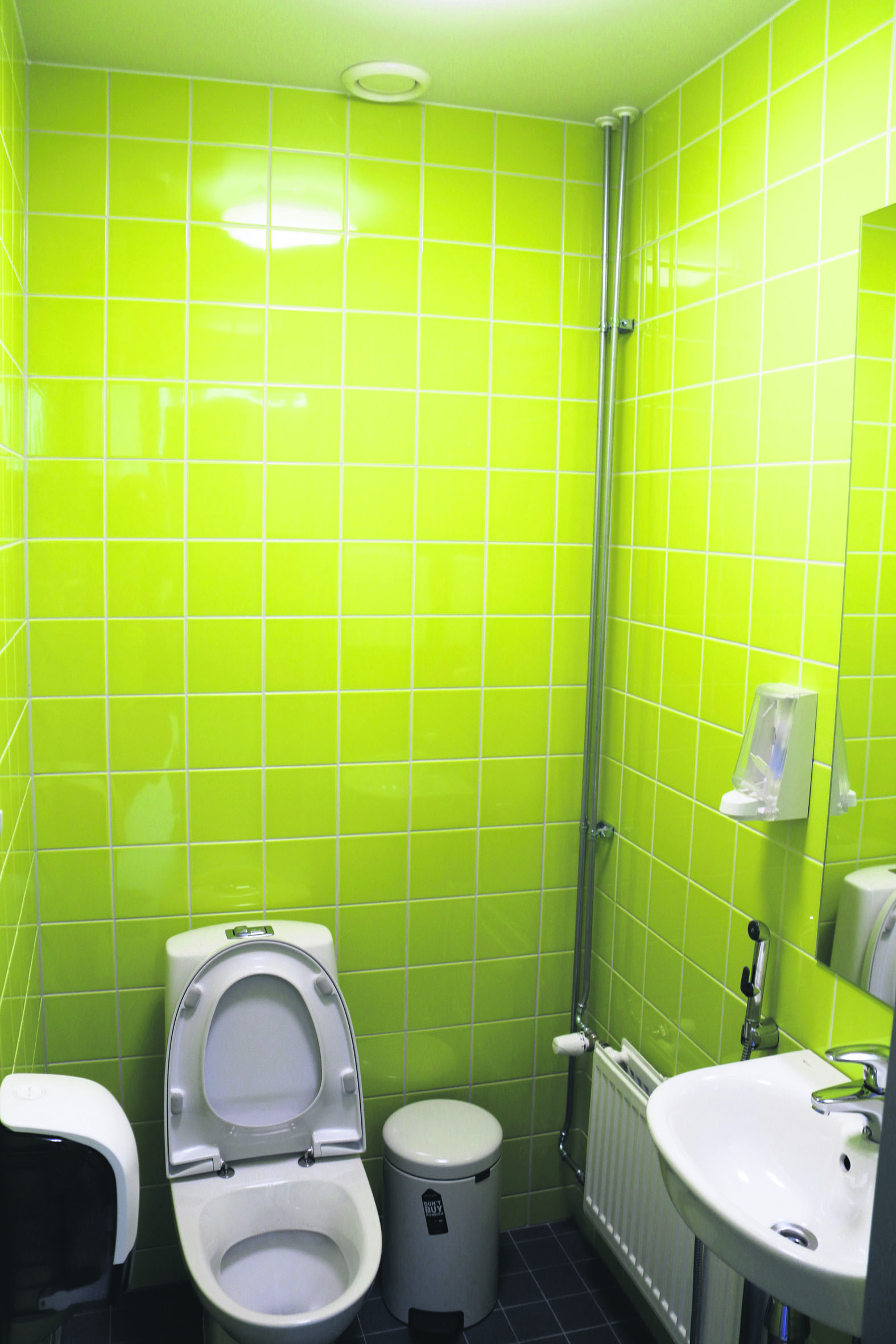 Maanläheiset retrovärit pääsevät oikeuksiinsa wc-tiloissa. Vihreän sävyjen lisäksi tarjolla on punaista.