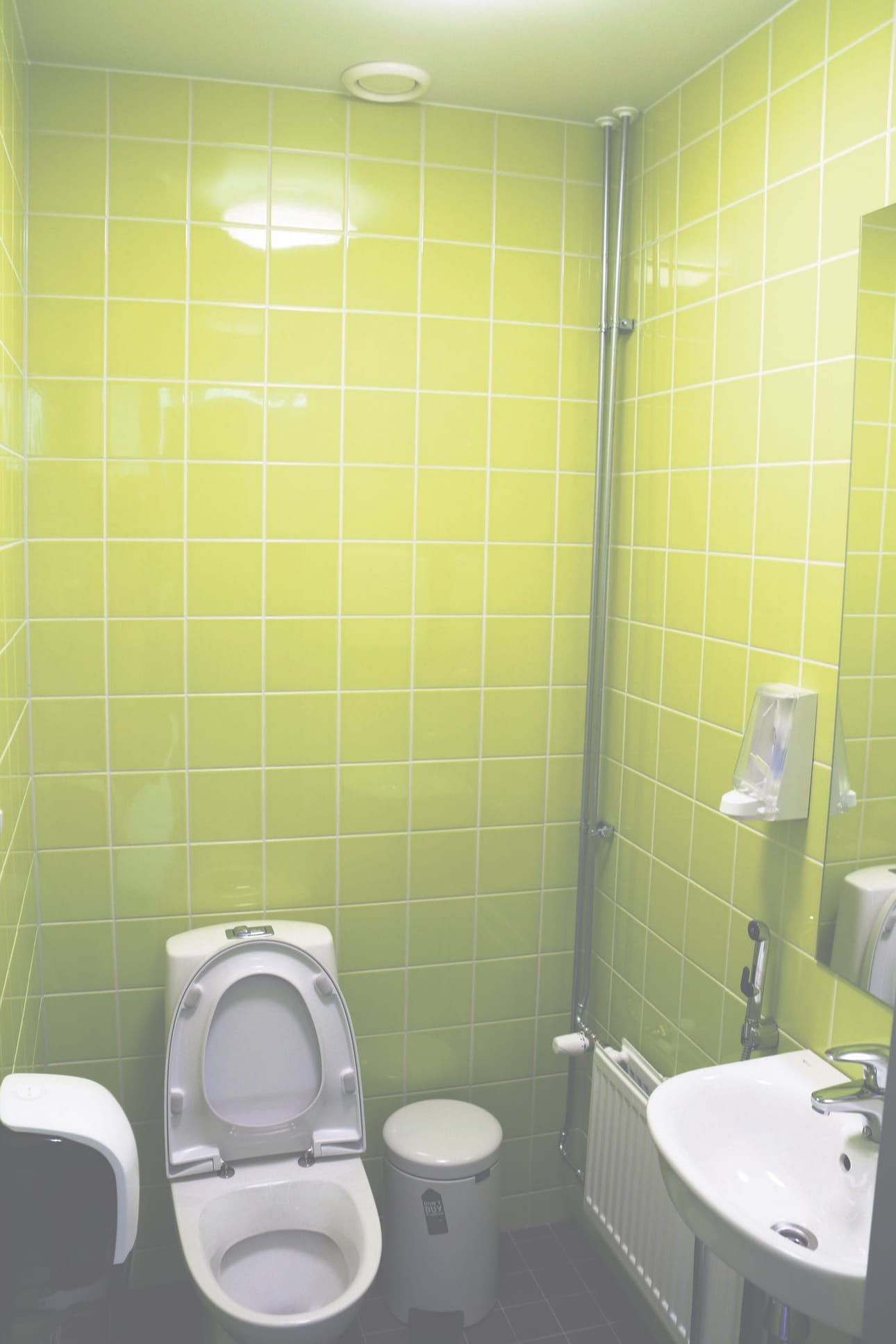 Maanläheiset retrovärit pääsevät oikeuksiinsa wc-tiloissa. Vihreän sävyjen lisäksi tarjolla on punaista.