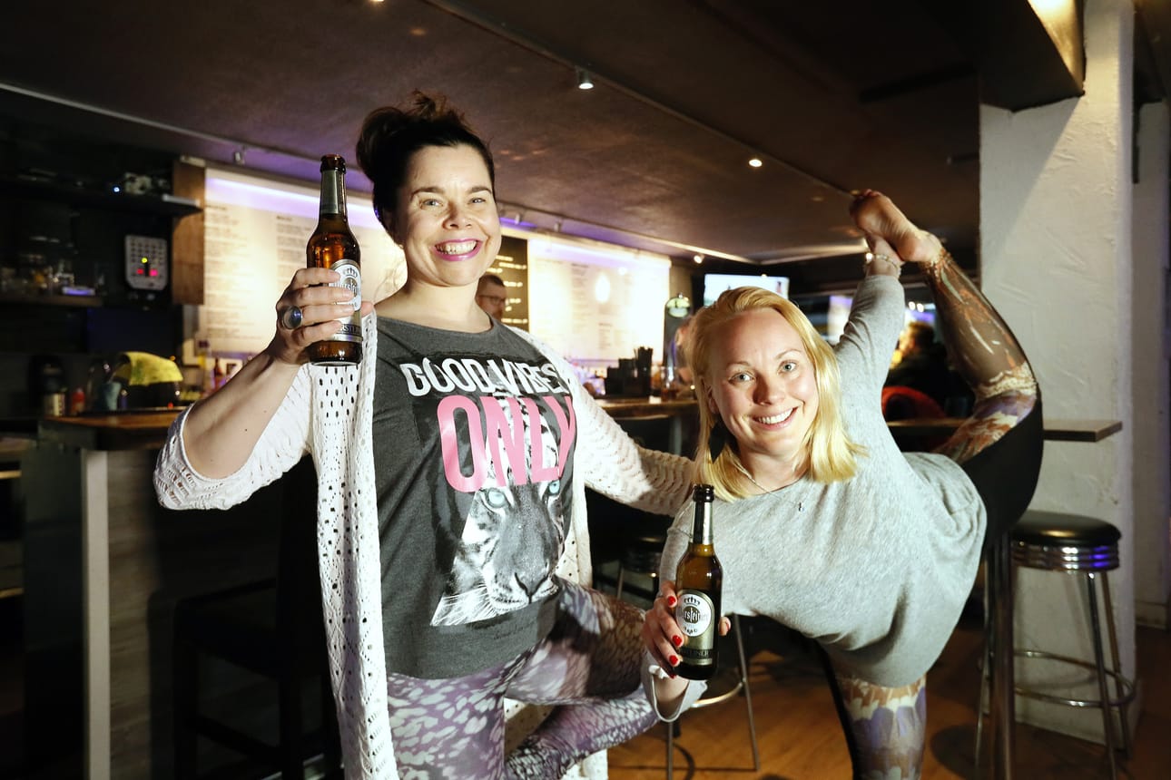 Joogaohjaaja Minna-Mari Jurvansuu (vasemmalla) vetää perjantaina Pop Up Yoga Oulun olutjoogatunnin Varjakassa. Arkistokuvassa Jurvansuun kanssa joogaohjaaja Maria Kauppi.