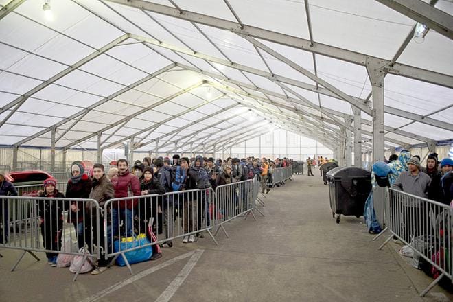 Euroopan maiden asenne-erot näkyvät käytännössä ainakin Euroopan yhteisen maahanmuuttopolitiikan vaikeuksina. Arkistokuva vuoden 2015 muuttoliikkeestä Itävallasta. KUVA: