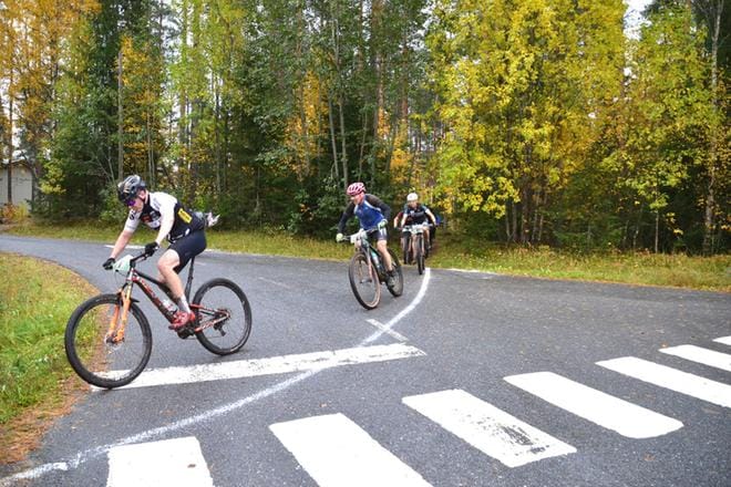 Vauhdikas maastopyöräilytapahtuma toi Alajärvelle kisaajia kaukaakin, mutta myös lähialueelta. KUVA: MARKKU TURPELA