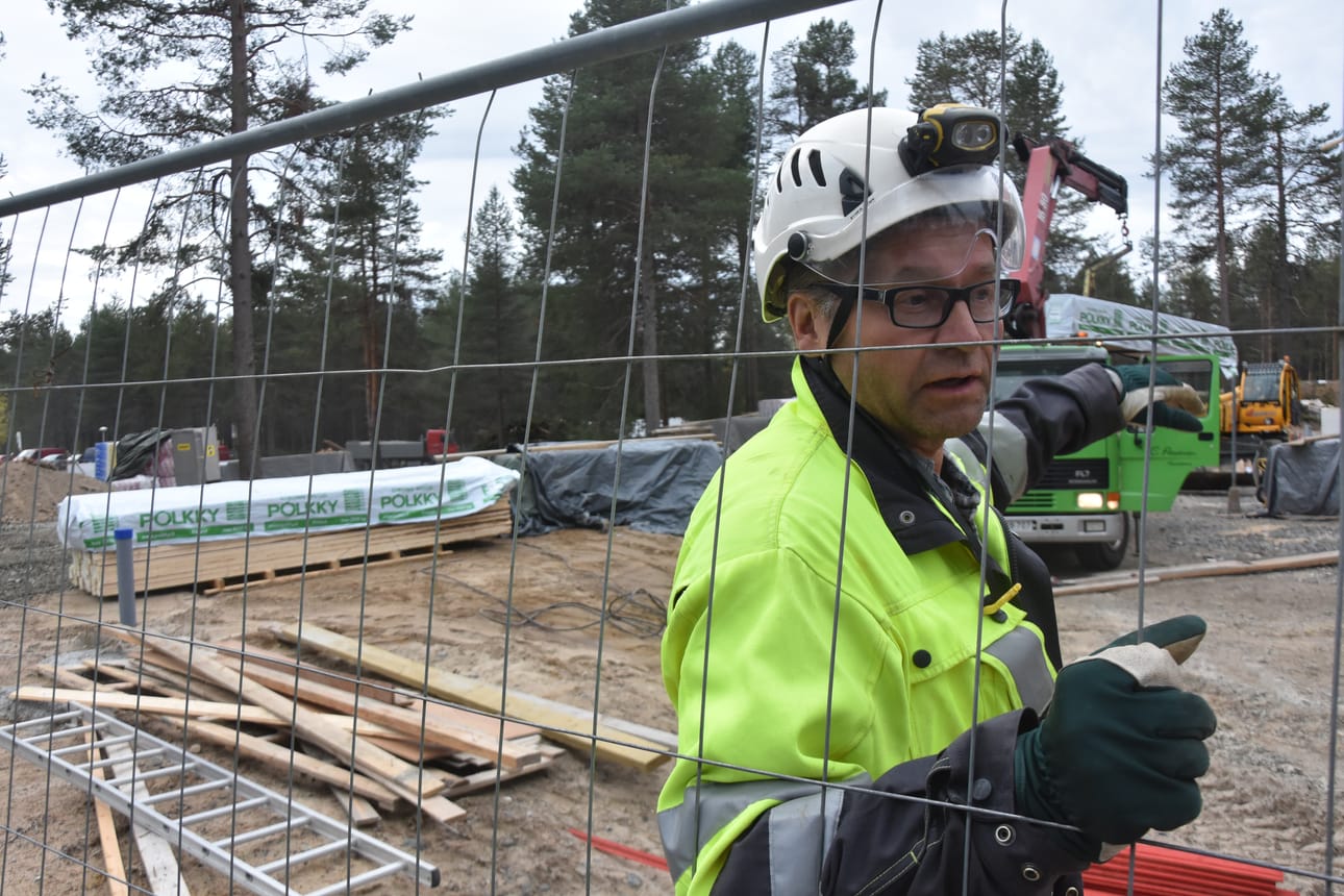 Arto Kajavan mestaroimalla työmaalla tehdään nyt kahta luhtitaloa, joihin tulee yhteensä 30 lomahuoneistoa. Ensimmäiset huoneistot Petäjälammen rannalle valmistuvat hiihtolomille. Toisen talon on määrä olla valmis ennen juhannusta. Työmaa työllistää 15 rakentajaa.