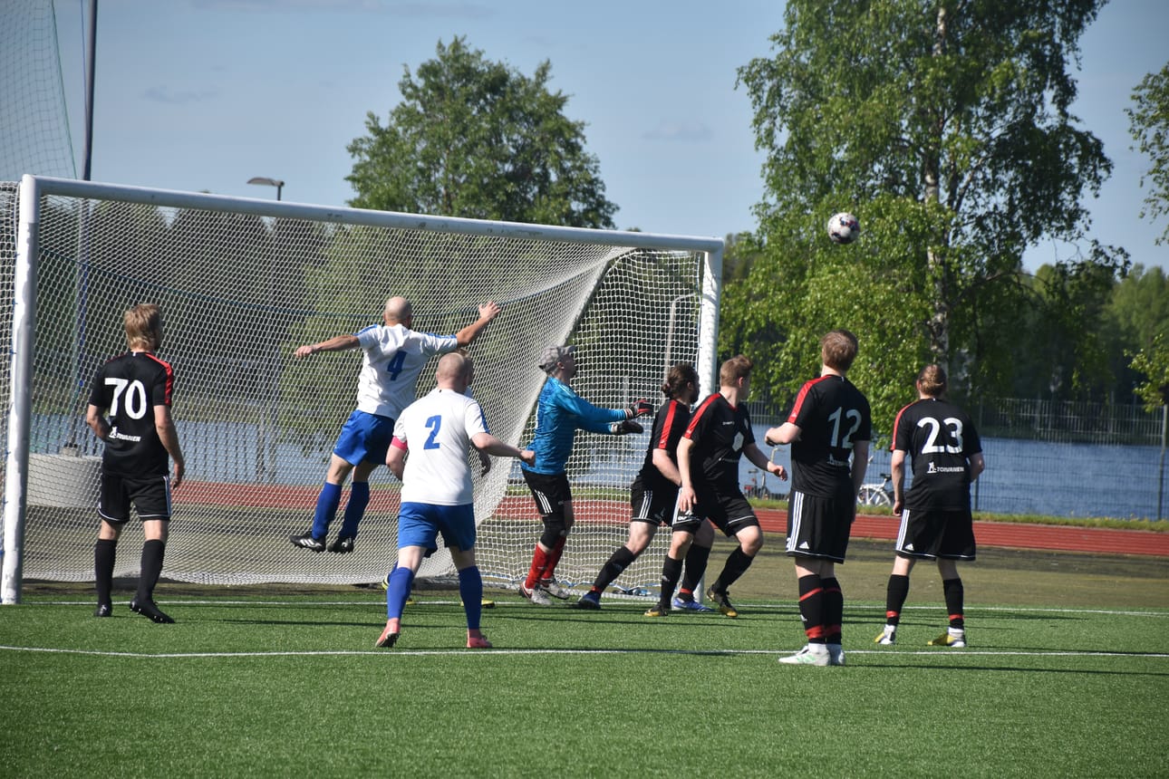 FC PaKa ei saanut vielä voittotiliään auki, kun se kohtasi lauantaina kotonaan Oulun Tarmon. Kuvassa vierasjoukkueen maalilla leijailee Niko Pirttijärvi (numero 4).